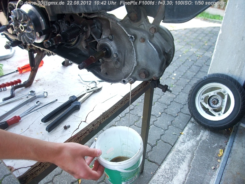 2012_08_22_mi_01_044_getriebeoel_ablassen.jpg