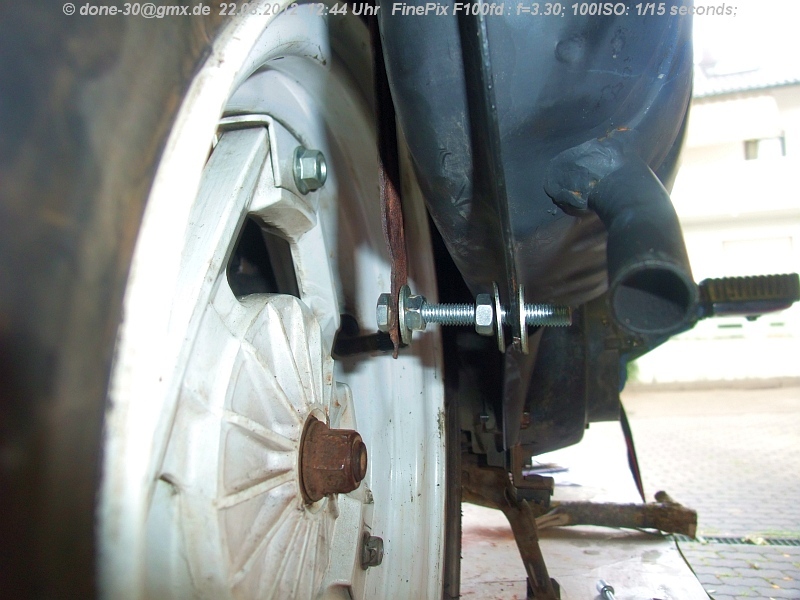 2012_08_22_mi_01_094_auspuff_arretieren.jpg