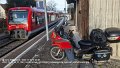 2024_12_15_so_01_009_honda_innova_schirimobil_zugbegegnung_bahnhof_pfaffenhausen